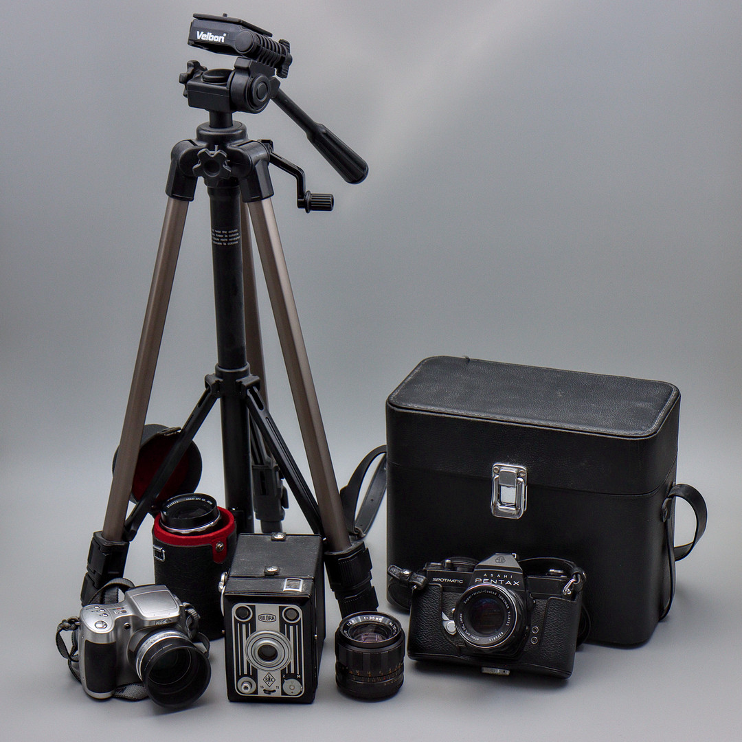 KAMEROR SAMT TILLBEHÖR, ASAHI PENTAX SPOTMATIC ANALOG SYSTEMKAMERA, BILORA BOX, DIGITALKAMERA KODAK EASYSHARE Z650, KAMERASTATIV.