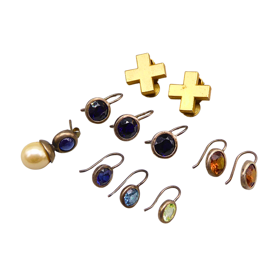 11-TEILIGES KONVOLUT OHRSCHMUCK, OHRRINGE MIT FARBSTEINEN UND OHRCLIPS.