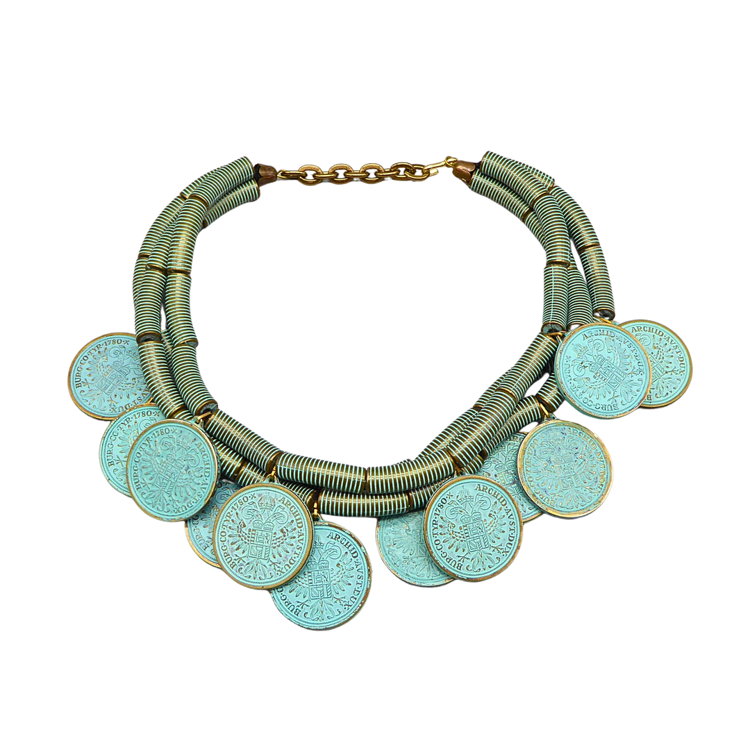 DREIREIHIGES COLLIER IM ETHNO-STIL MIT PATINIERTEN MÜNZANHÄNGERN (MARIA-THERESIA-REPLIKATE).