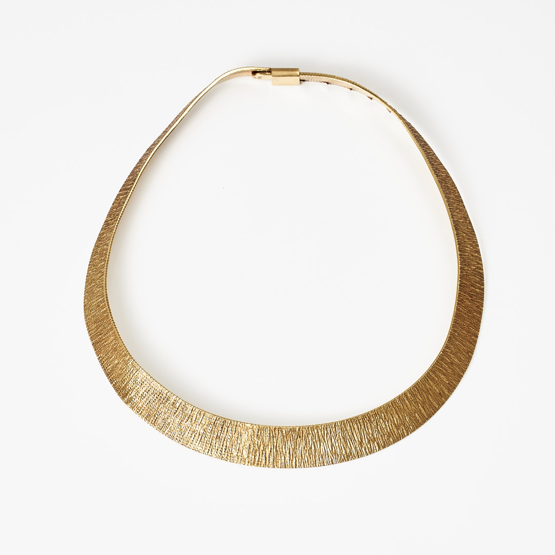 COLLIER, 18 k guld, doserat, halvstel modell med strukturerade ytor, 1960-tal, svenska kontrollstämplar.