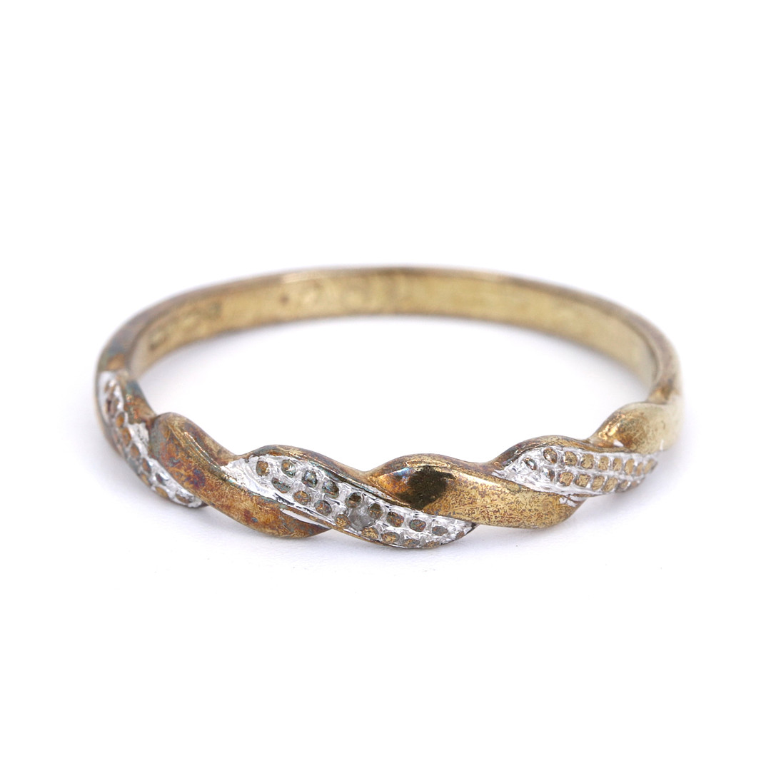 9CT GOLD RING.