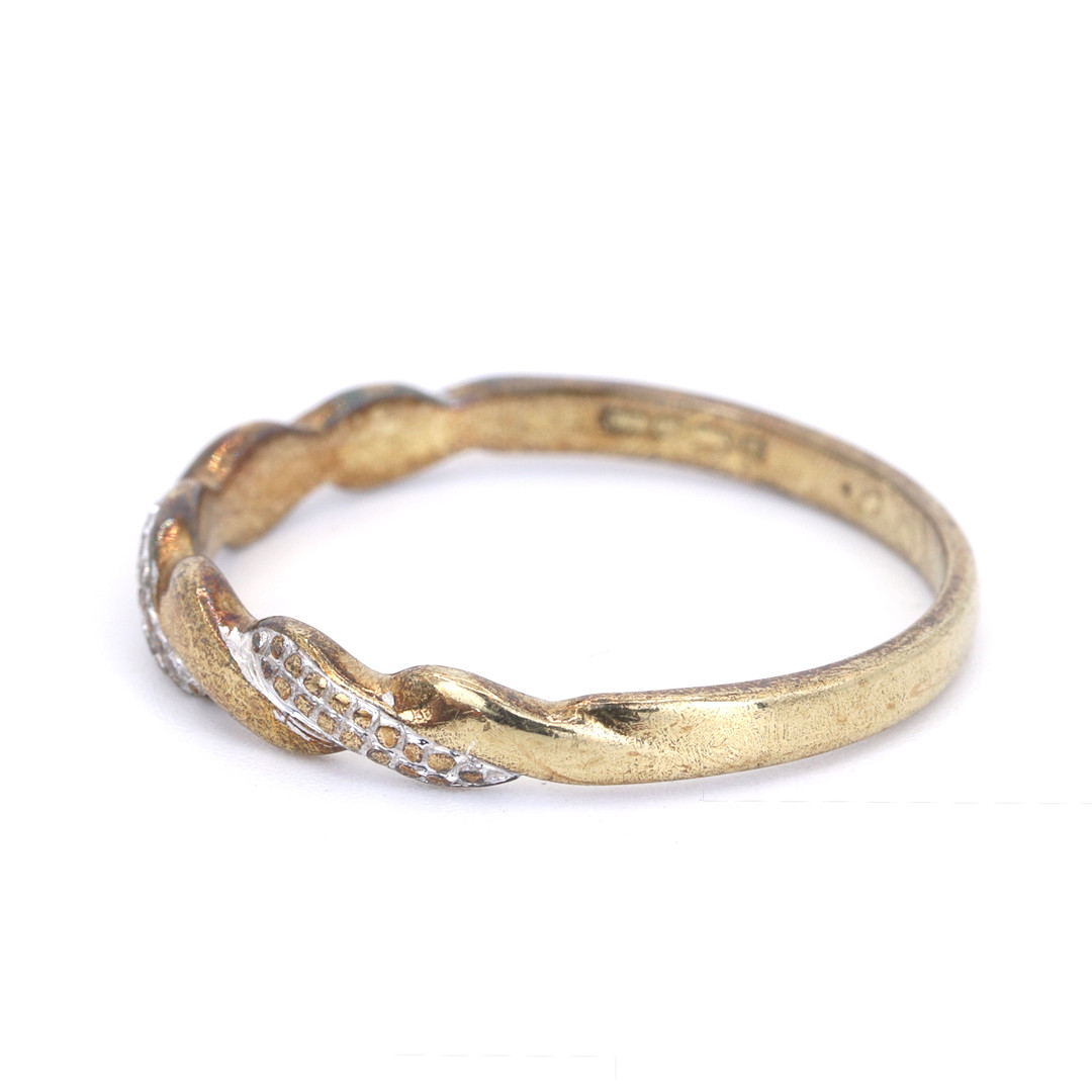 9CT GOLD RING.
