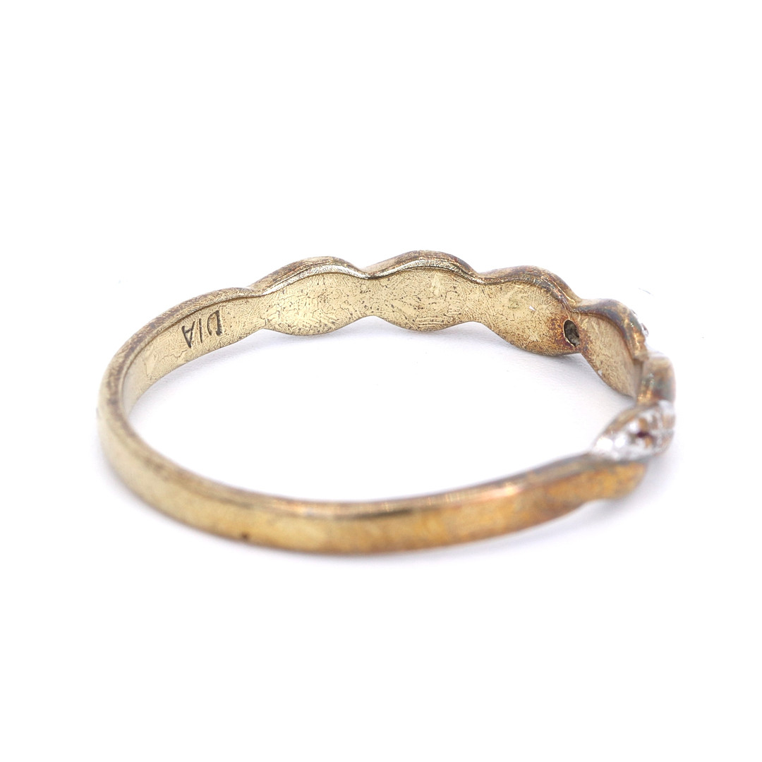 9CT GOLD RING.