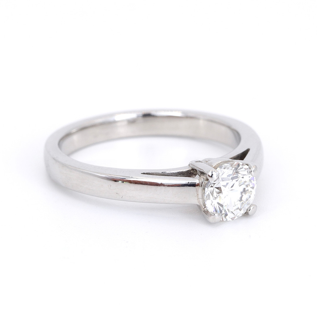 PLATINUM VS1 DIAMOND SOLITAIRE RING.