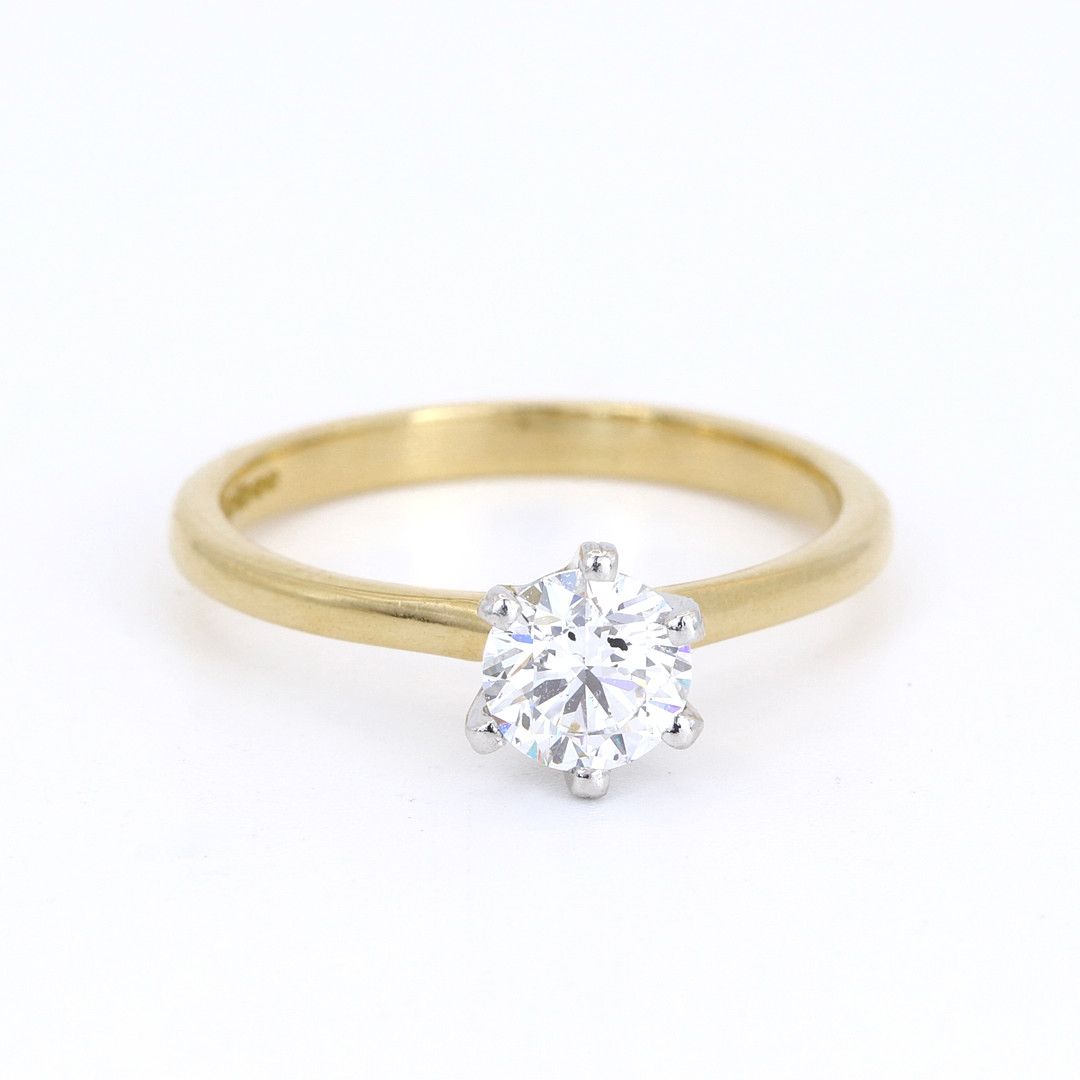 18CT GOLD DIAMOND SET SOLITAIRE RING.