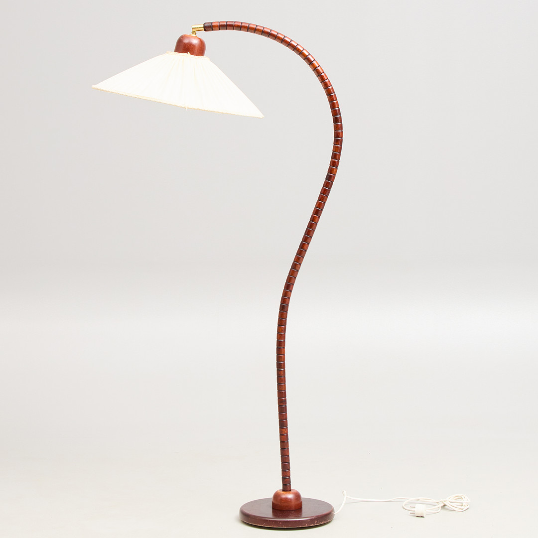 GOLVLAMPA. Markslöjds, sent 1900-tal.
