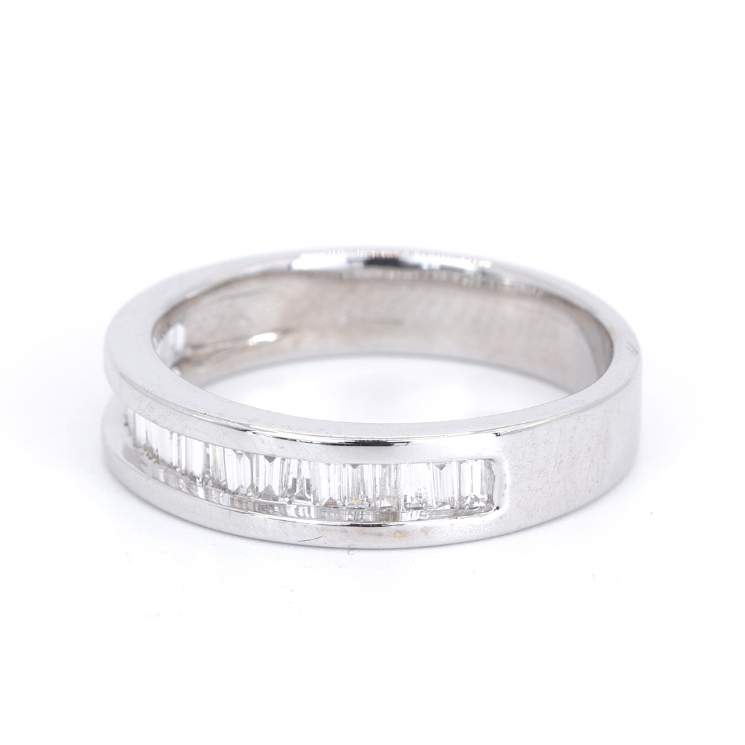 18CT WHITE GOLD DIAMOND SET RING.