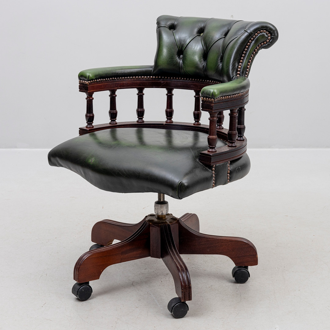 SKRIVBORDSSTOL, mahogny och grönt läder, 1900-talets andra hälft.
