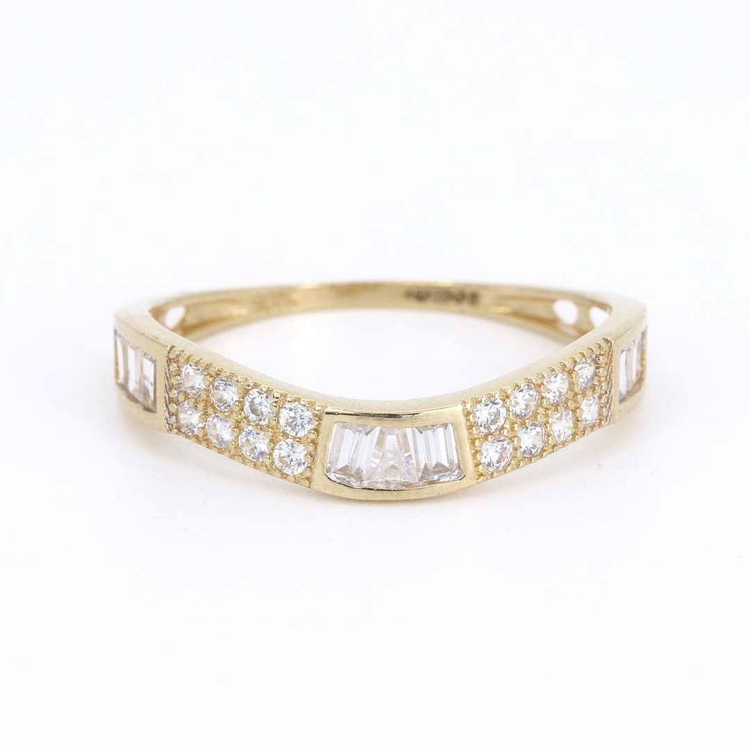 18CT YELLOW GOLD CUBIC ZIRCONIA SET RING.