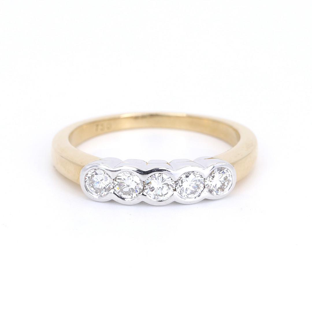 18CT GOLD DIAMOND SET FIVE STONE RING.