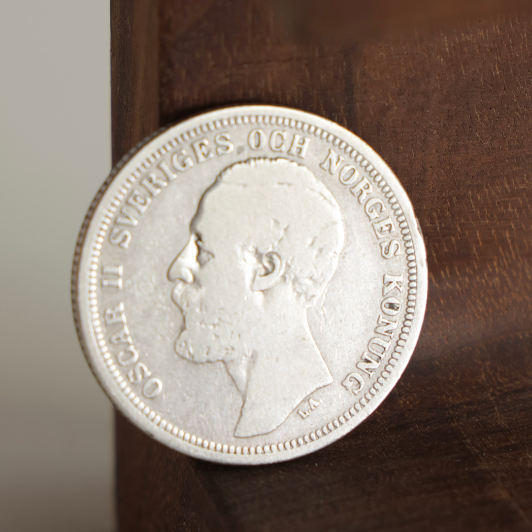 Svensk mønt, 2 kroner. 1880 med Sveriges rigsvåben og Oscar d. 2 portrætteret.