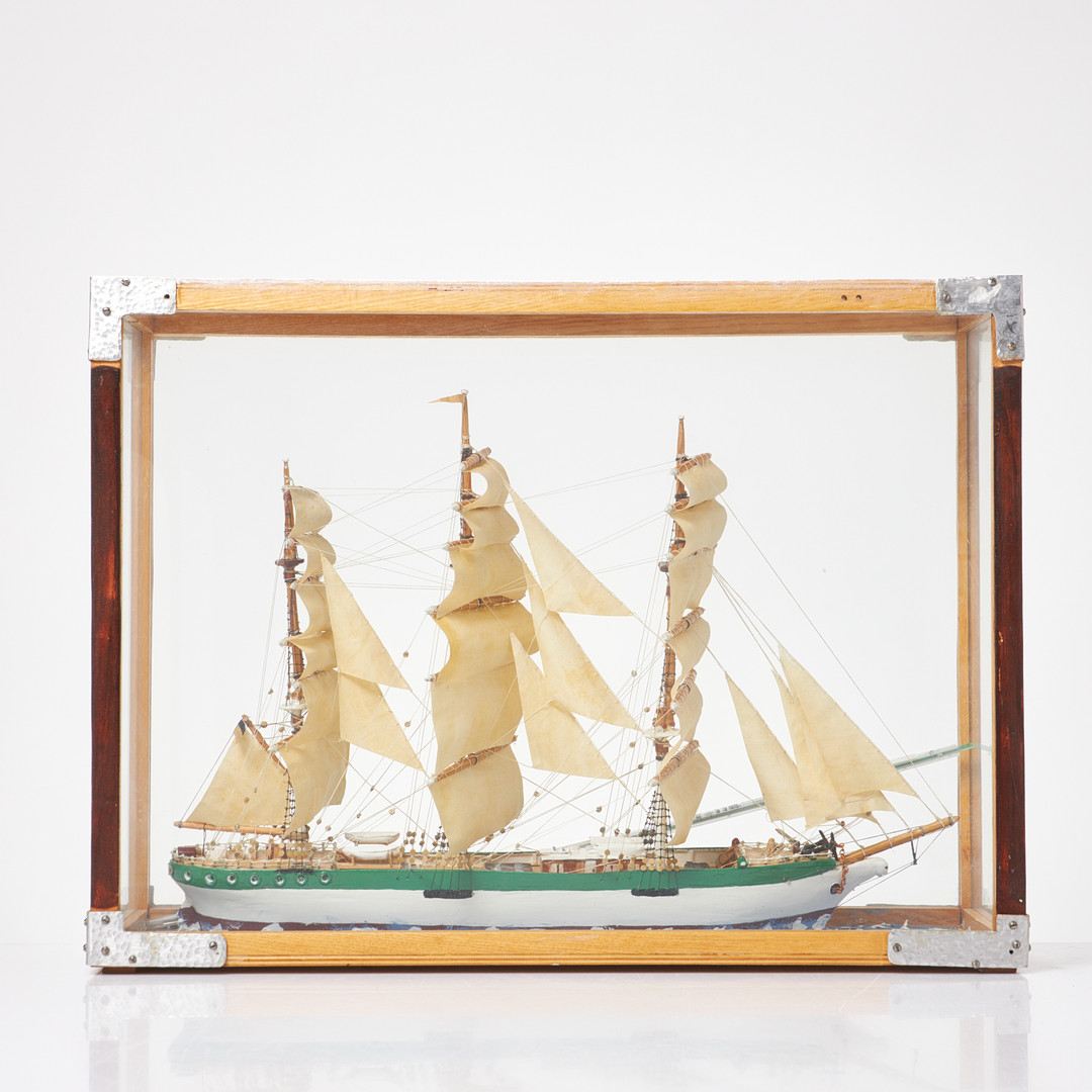 MODELLBÅT I MONTER, "Pampa Hamburg", glas och delvis bemålad plywood.