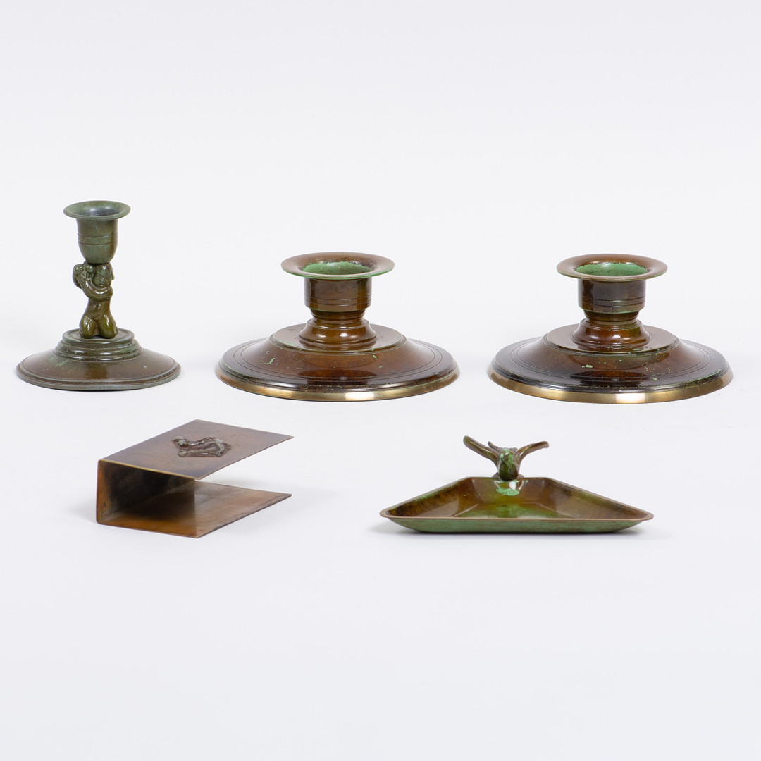 DANSK DESIGN. En samling af Art Deco patineret bronze, bl.a. lysestager og skål H.F. Bronze, Danmark, 1900 tallets første halvdel,(5).