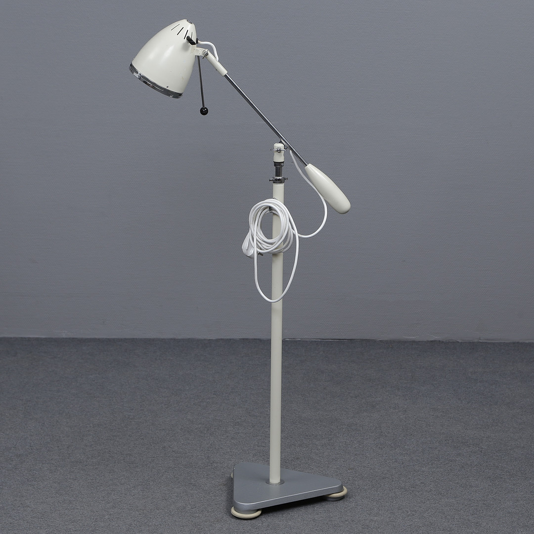 MEDICINSK GOLVLAMPA MED JUSTERBART LAMPHUVUD, STATIVKONSTRUKTION, KROMAD METALL, KIFA, 1900-TAL.