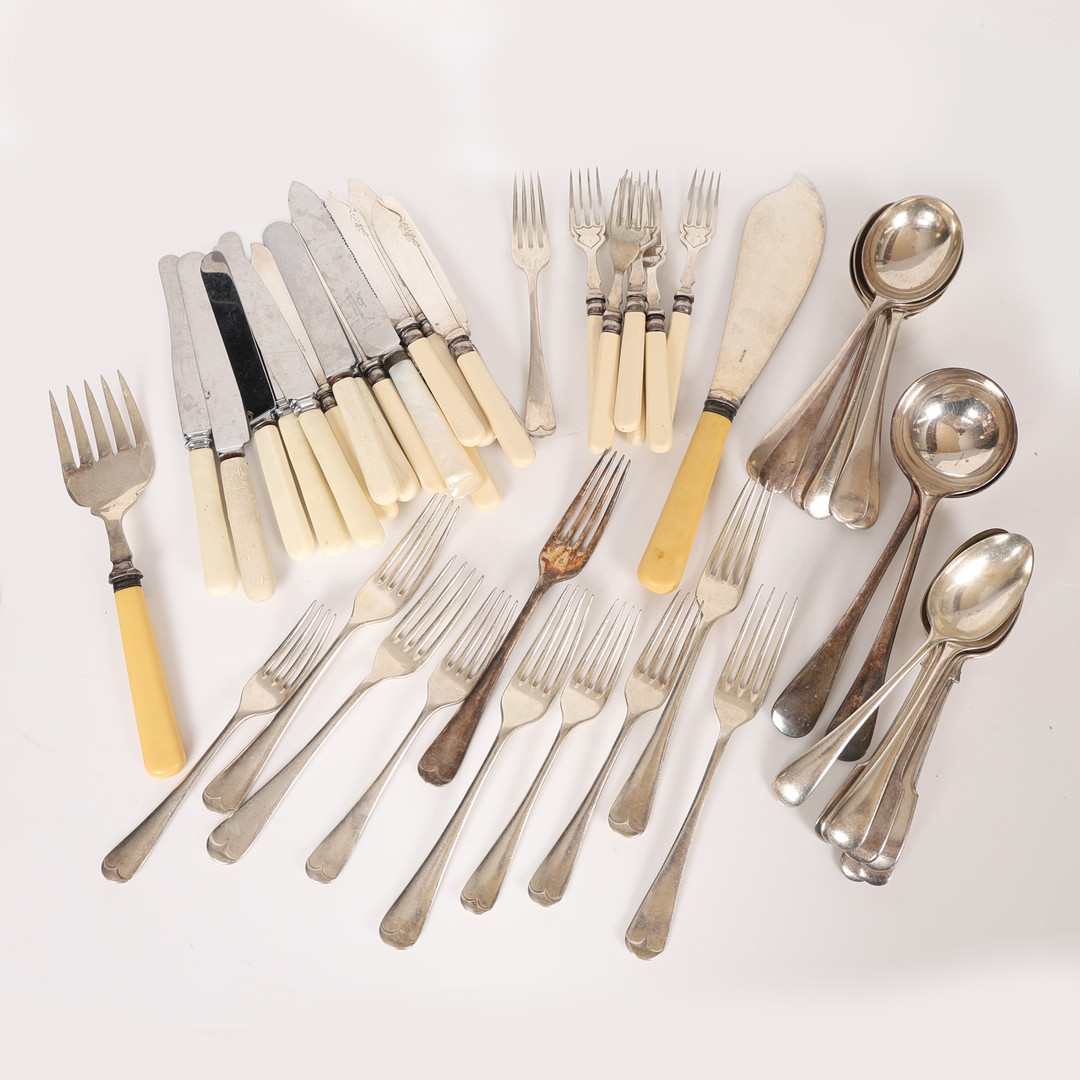 A COLLECTION OF SILVER PLATED WARE (QTY).