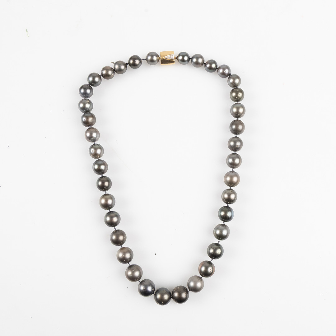 COLLIER, odlade pärlor med lås i 18K guld och briljantslipade diamanter.