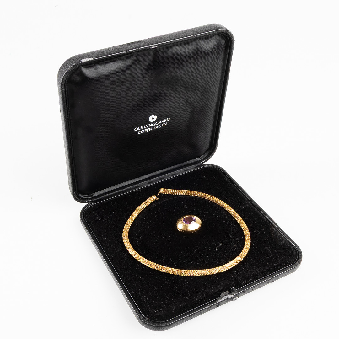 OLE LYNGGAARD, collier, 18K guld med fasettslipad ametist.