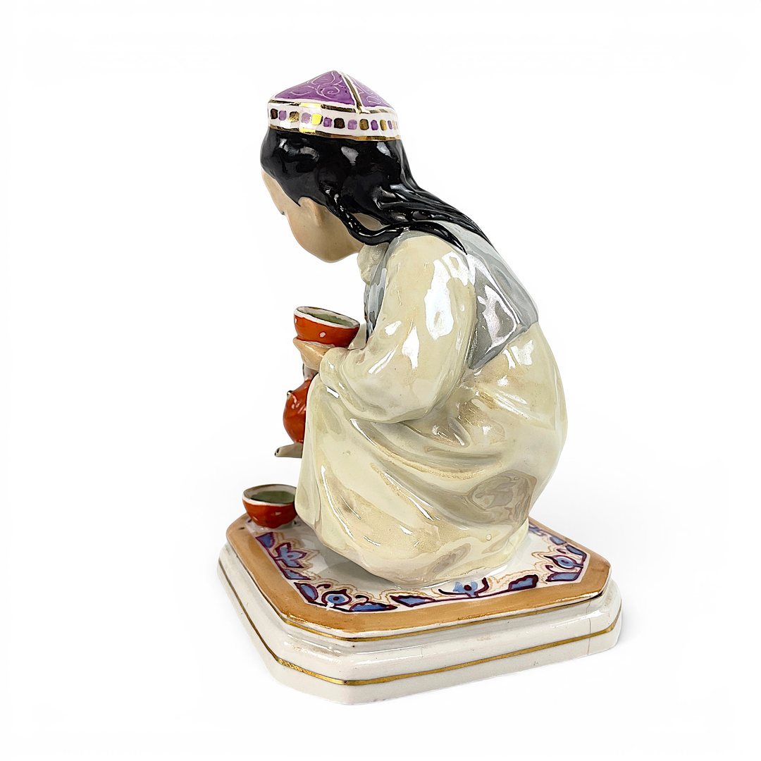 FIGURIN, porslin, Kirgizisk flicka, Dulevo, Ryssland, stämpelmärkt.