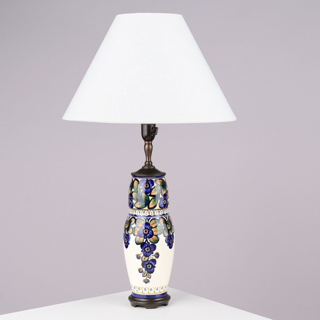 ALUMINA: Bordlampe af fajance udsmykket med håndmalede blomstermotiver, fod og top af bruneret messing, modelnr. 1086/821, Danmark, 1900-tallets første halvdel.