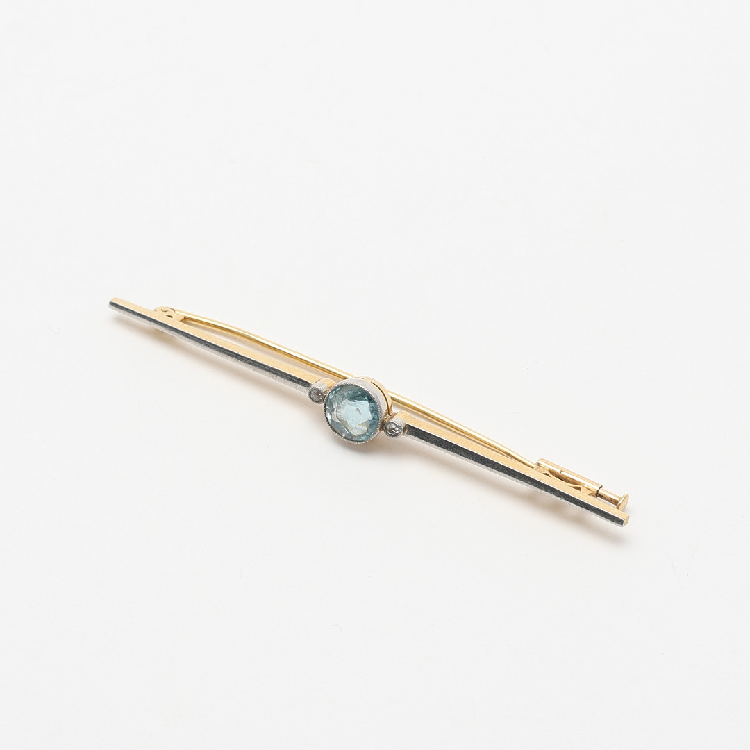 BROSCH, guld 18K med blekt blå sten och diamanter.