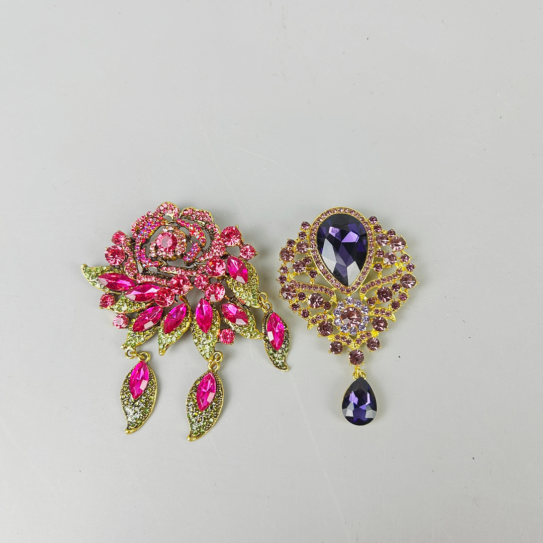 COSTUME JEWELLERY BROOCHES.