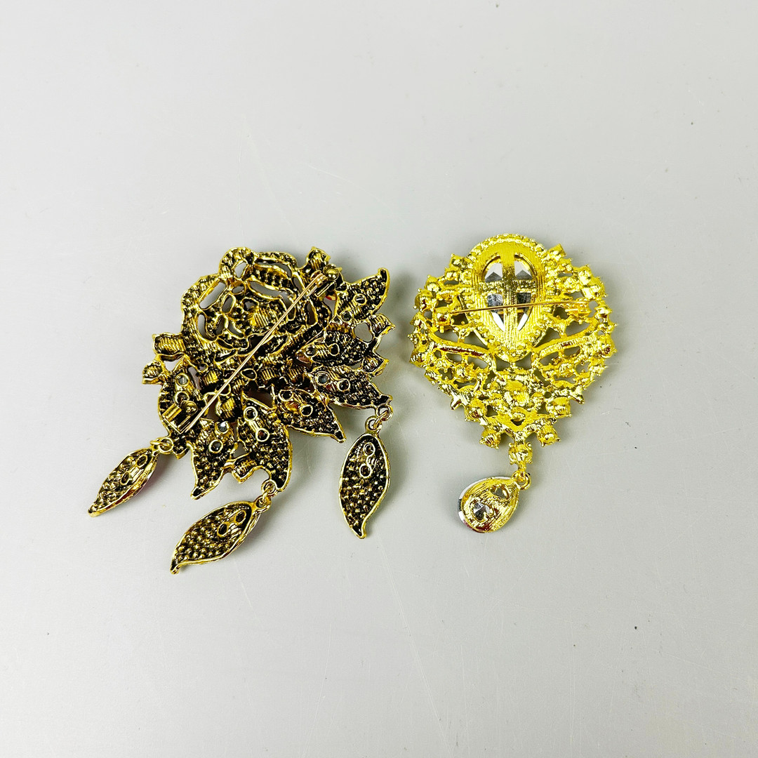 COSTUME JEWELLERY BROOCHES.