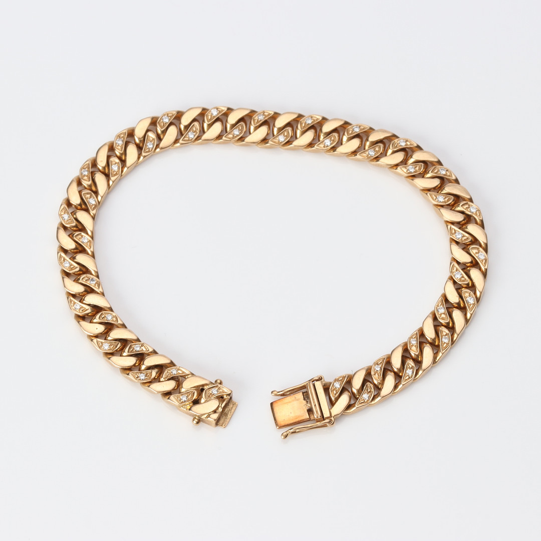 ARMBAND MED DIAMANTER. 18k guld med briljantslipade diamanter, totalvikt ca 37,5 gram.