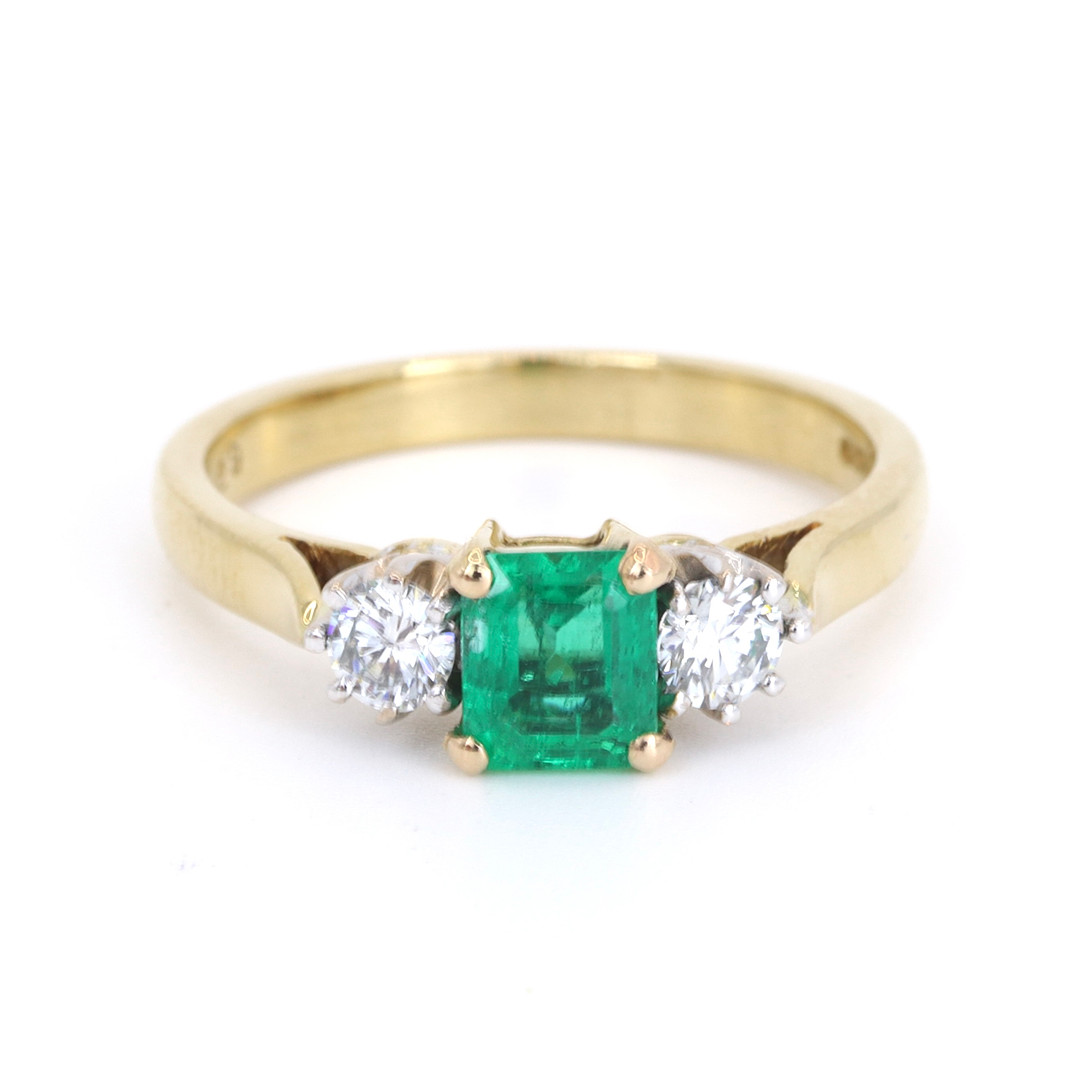 18CT GOLD EMERALD & DIAMOND SET RING.