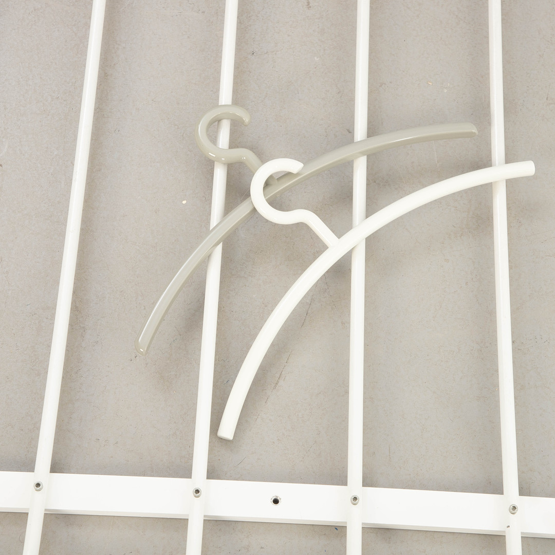 Metall Wandgarderobe in weiß, Ende Hälfte 20. Jh.