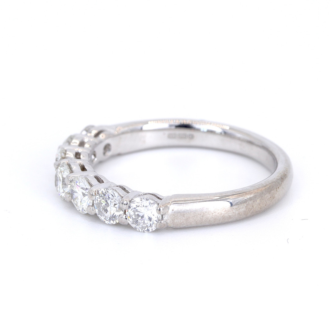 18CT 0.95CT DIAMOND HALF ETERNITY RING.