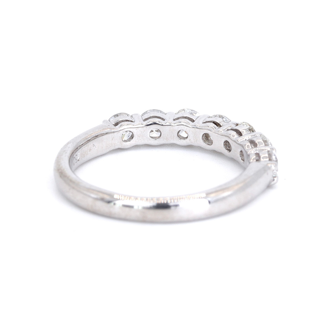 18CT 0.95CT DIAMOND HALF ETERNITY RING.