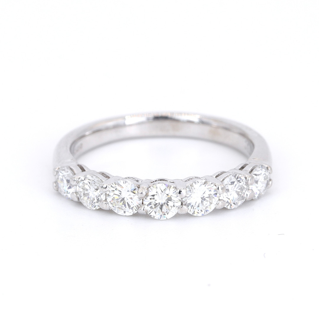 18CT 0.95CT DIAMOND HALF ETERNITY RING.