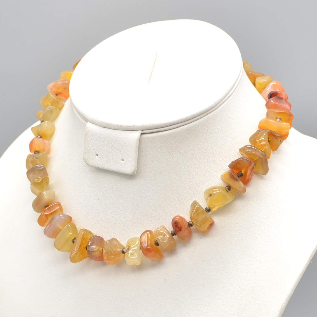 KARNEOL COLLIER, VERSILBERTE TRENNPERLEN, POLIERTE PERLEN, VERSILBERTER VERSCHLUSS, 20. JAHRHUNDERT.