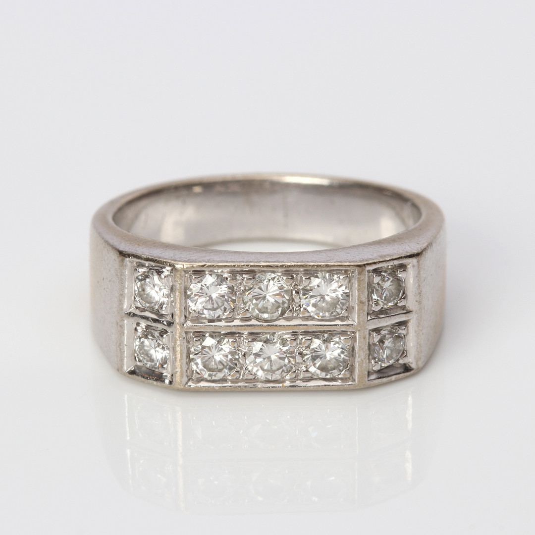 DIAMANTRING. 18k vitguld med tio briljantslipade diamanter, totalvikt ca 11,0 gram.