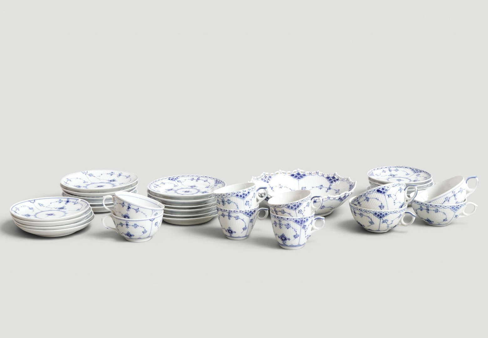 ROYAL COPENHAGEN. "Musselmalet", samling service af porcelæn, dekoreret i underglasur blå. Udført hos Royal Copenhagen, Danmark (32).