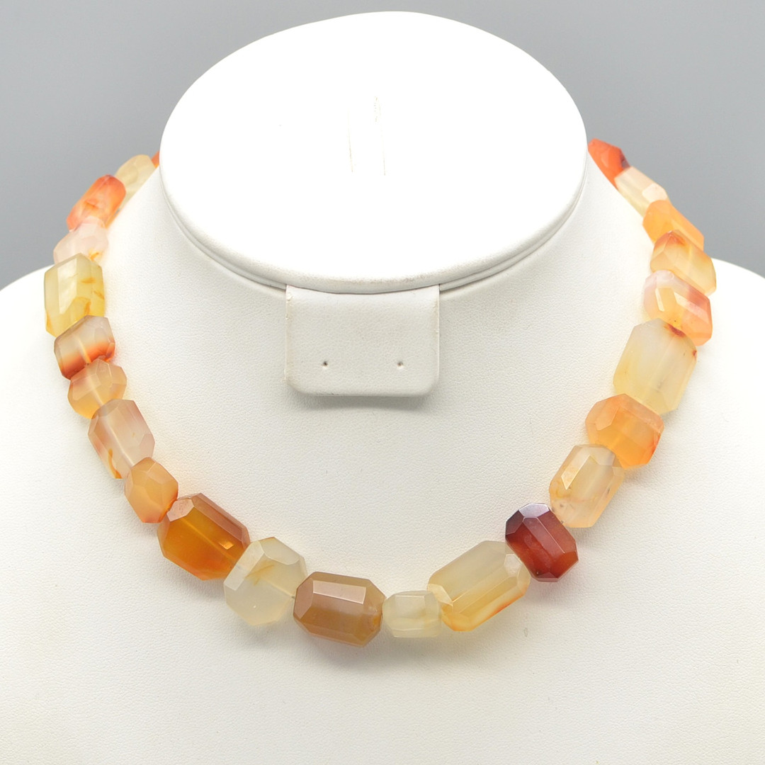"MDI", DESIGNERCOLLIER AUS ACHAT, HANDGESCHLIFFEN, 9 KARAT GOLDVERSCHLUSS, METALLFADEN, 20. JAHRHUNDERT.