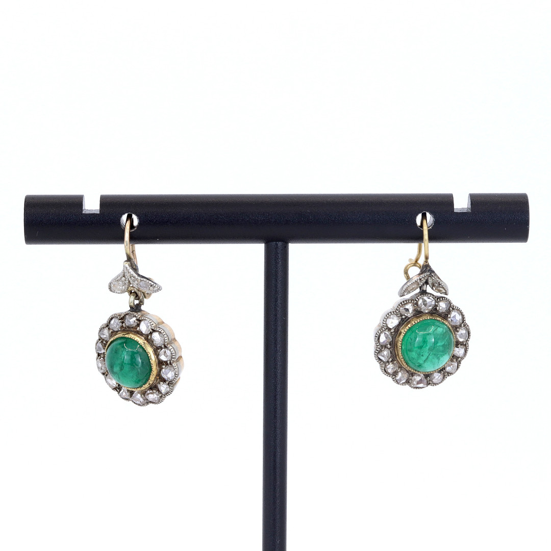 EMERALD & DIAMOND DROP EARRINGS.