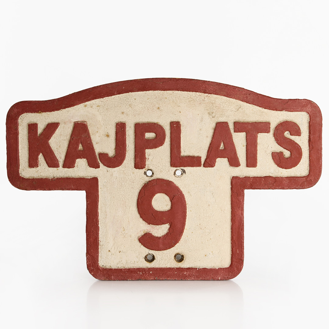 SKYLT, "Kajplats 9", bemålat gjutjärn, 1900-talets mitt.