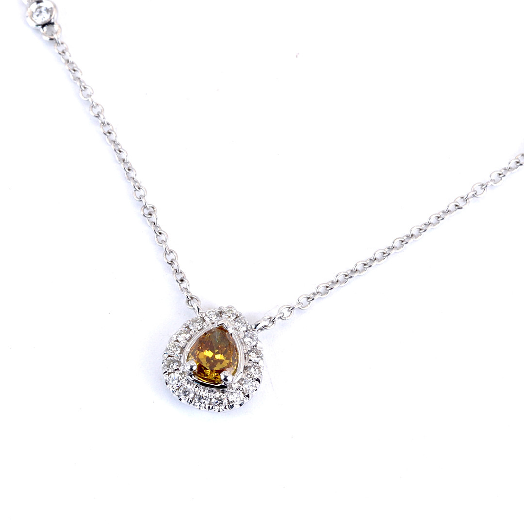 18CT WHITE GOLD DIAMOND SET NECKACLE.