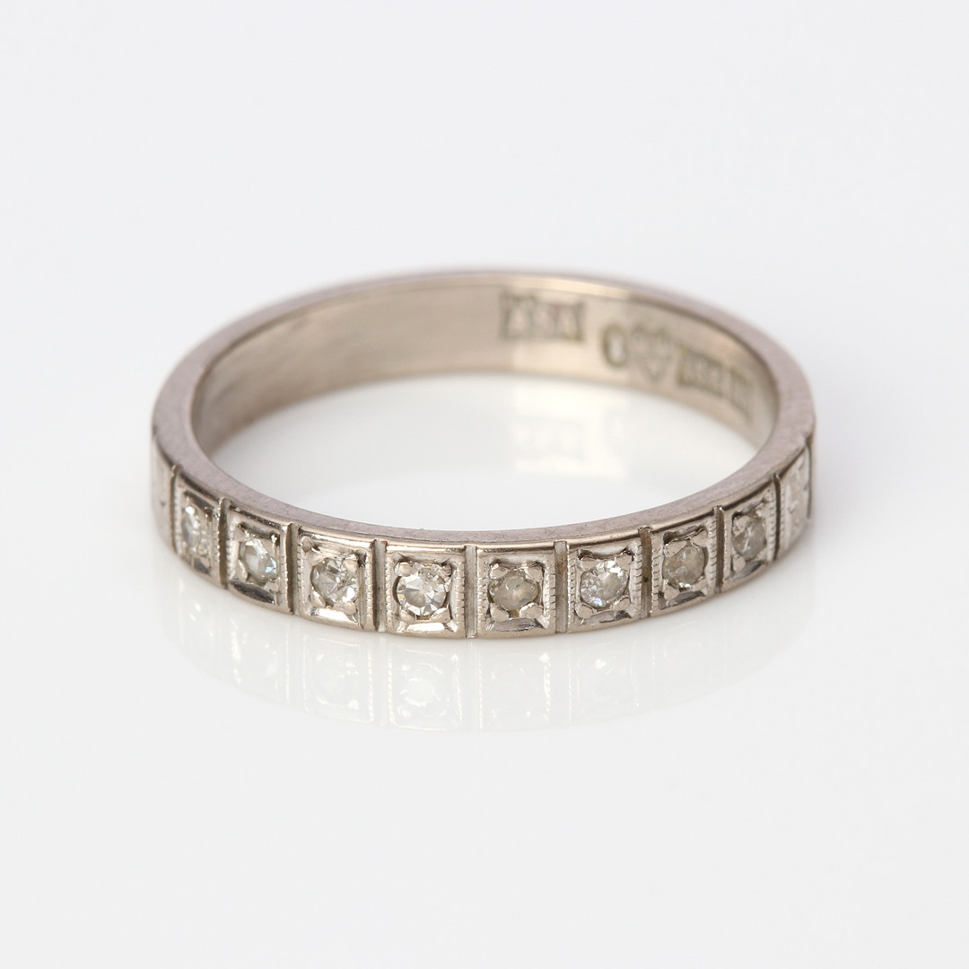 ALLIANSRING. 18k vitguld med 8/8-slipade diamanter, totalvikt ca 2,8 gram.