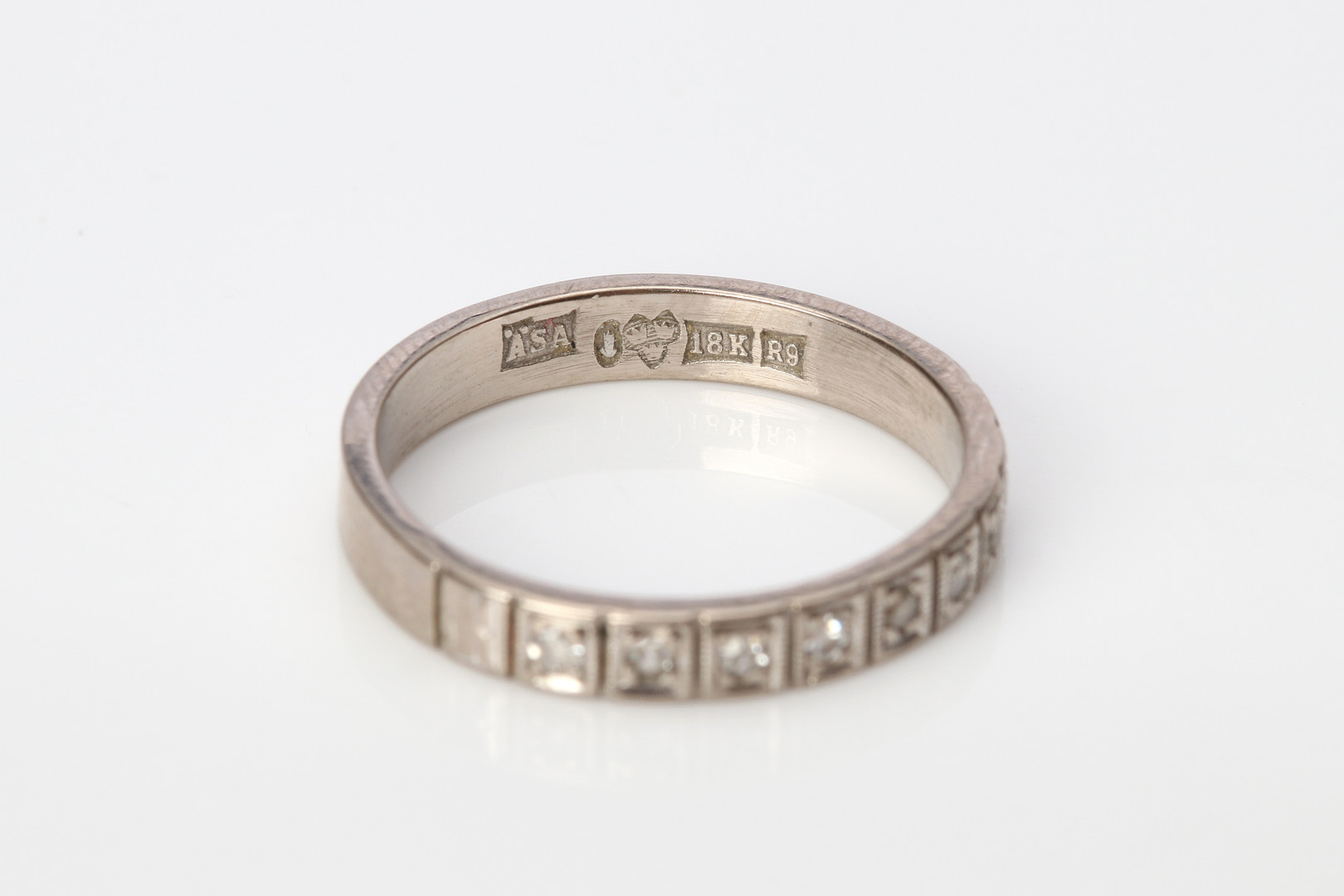 ALLIANSRING. 18k vitguld med 8/8-slipade diamanter, totalvikt ca 2,8 gram.