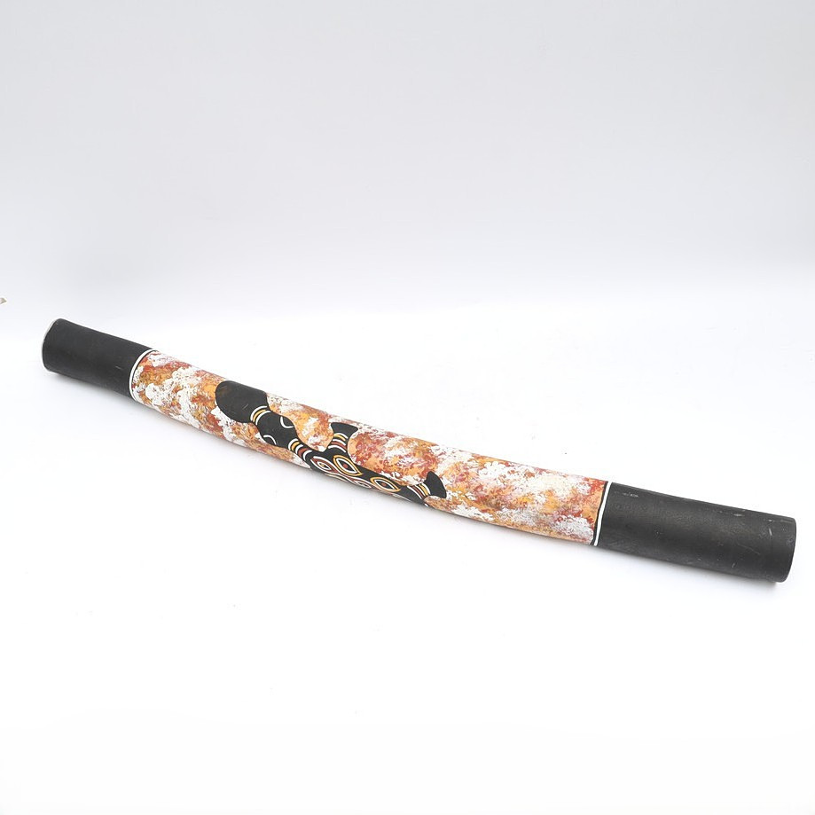 DIDGERIDOO, troligen Afrika, med handmålad dekor, signerad.
