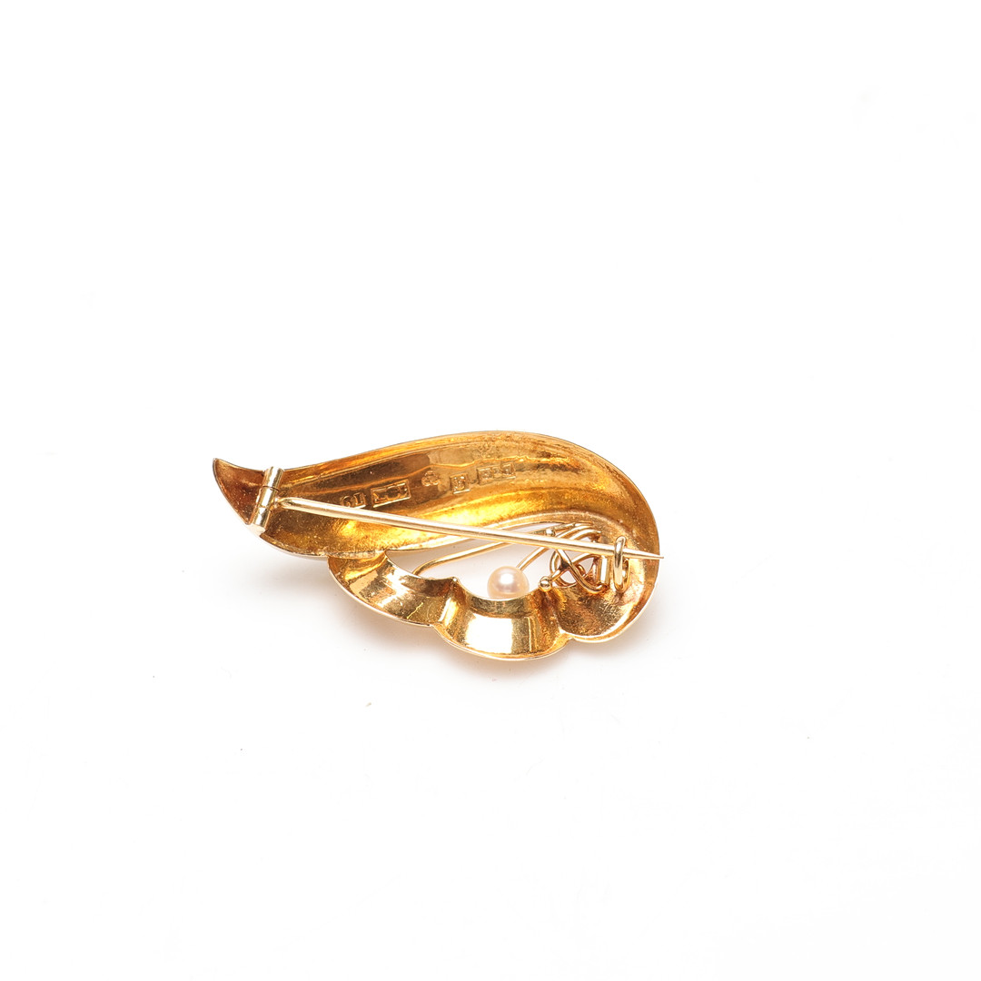 BROSCH, 18k guld med pärla, vikt ca 2,4 g.