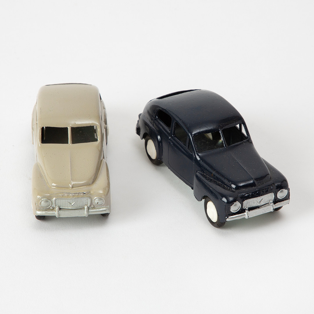 LENYKO, Volvo PV 444, modellbilar, 2 st, lackerad plåt, midnattsblå och beige/grå, Göteborg, 1950-tal.