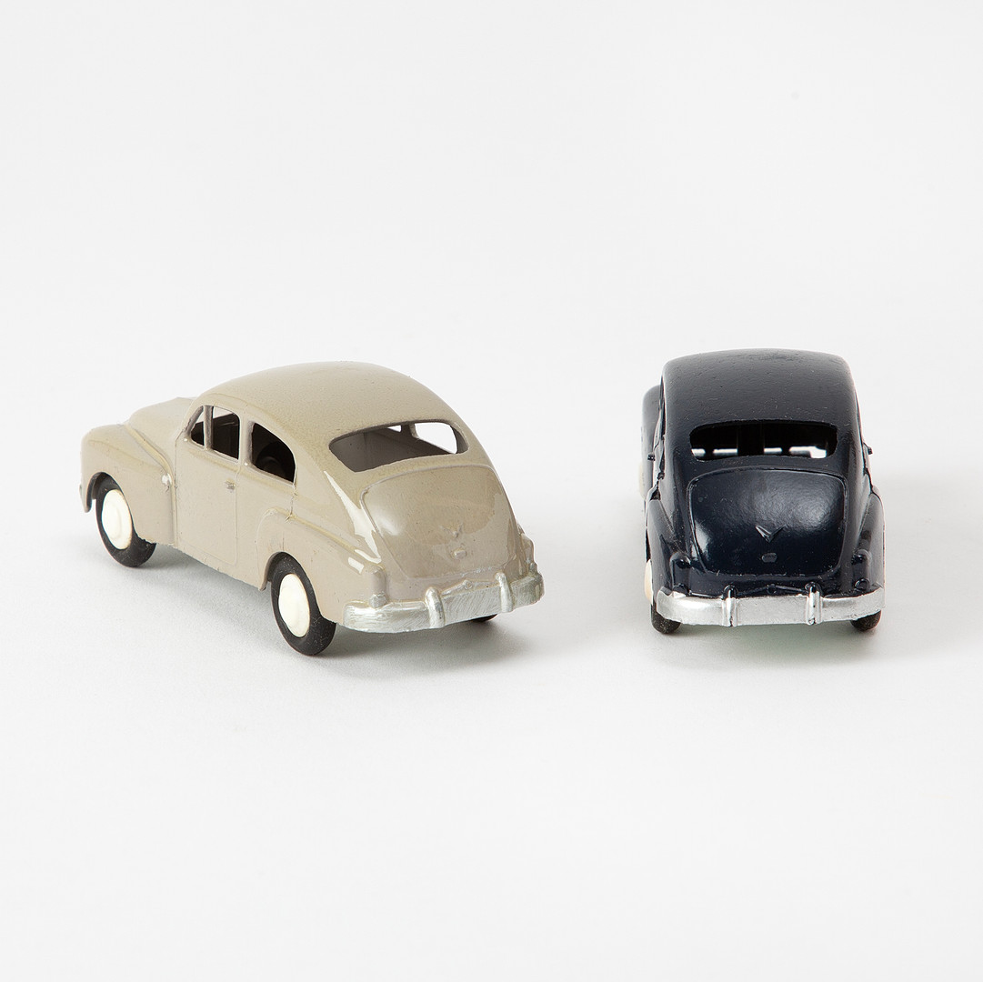 LENYKO, Volvo PV 444, modellbilar, 2 st, lackerad plåt, midnattsblå och beige/grå, Göteborg, 1950-tal.