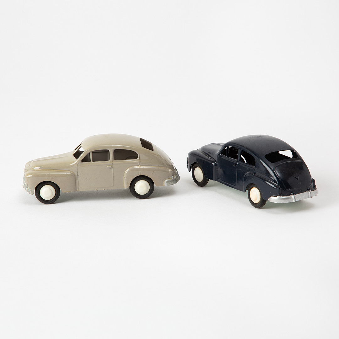 LENYKO, Volvo PV 444, modellbilar, 2 st, lackerad plåt, midnattsblå och beige/grå, Göteborg, 1950-tal.