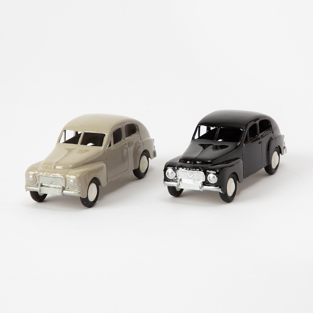 LENYKO, Volvo PV 444, modellbilar, 2 st, lackerad plåt, svart och beige/grå, Göteborg, 1950-tal.