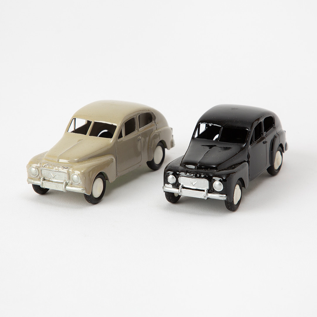 LENYKO, Volvo PV 444, modellbilar, 2 st, lackerad plåt, svart och beige/grå, Göteborg, 1950-tal.