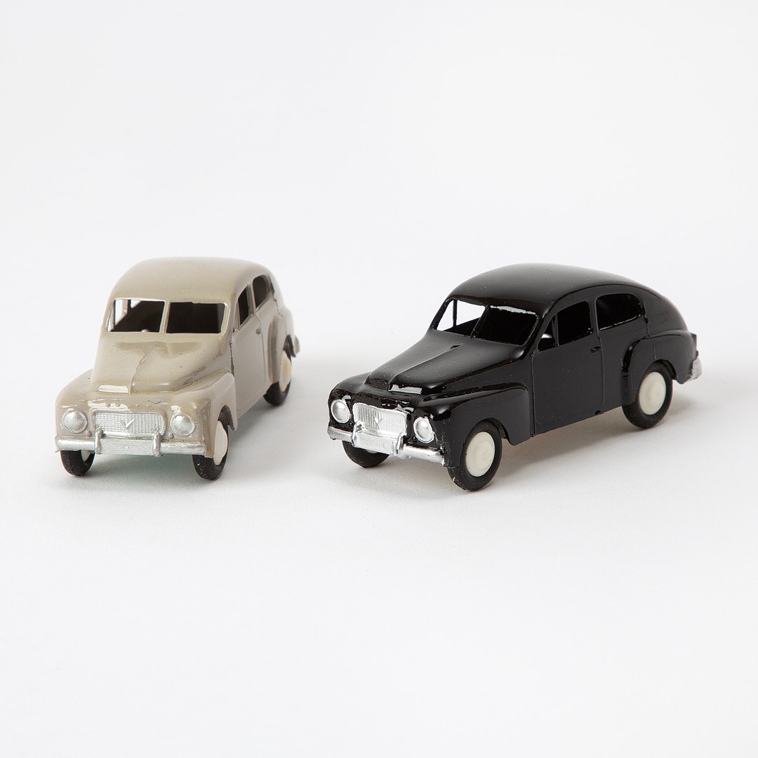 LENYKO, Volvo PV 444, modellbilar, 2 st, lackerad plåt, svart och beige/grå, Göteborg, 1950-tal.
