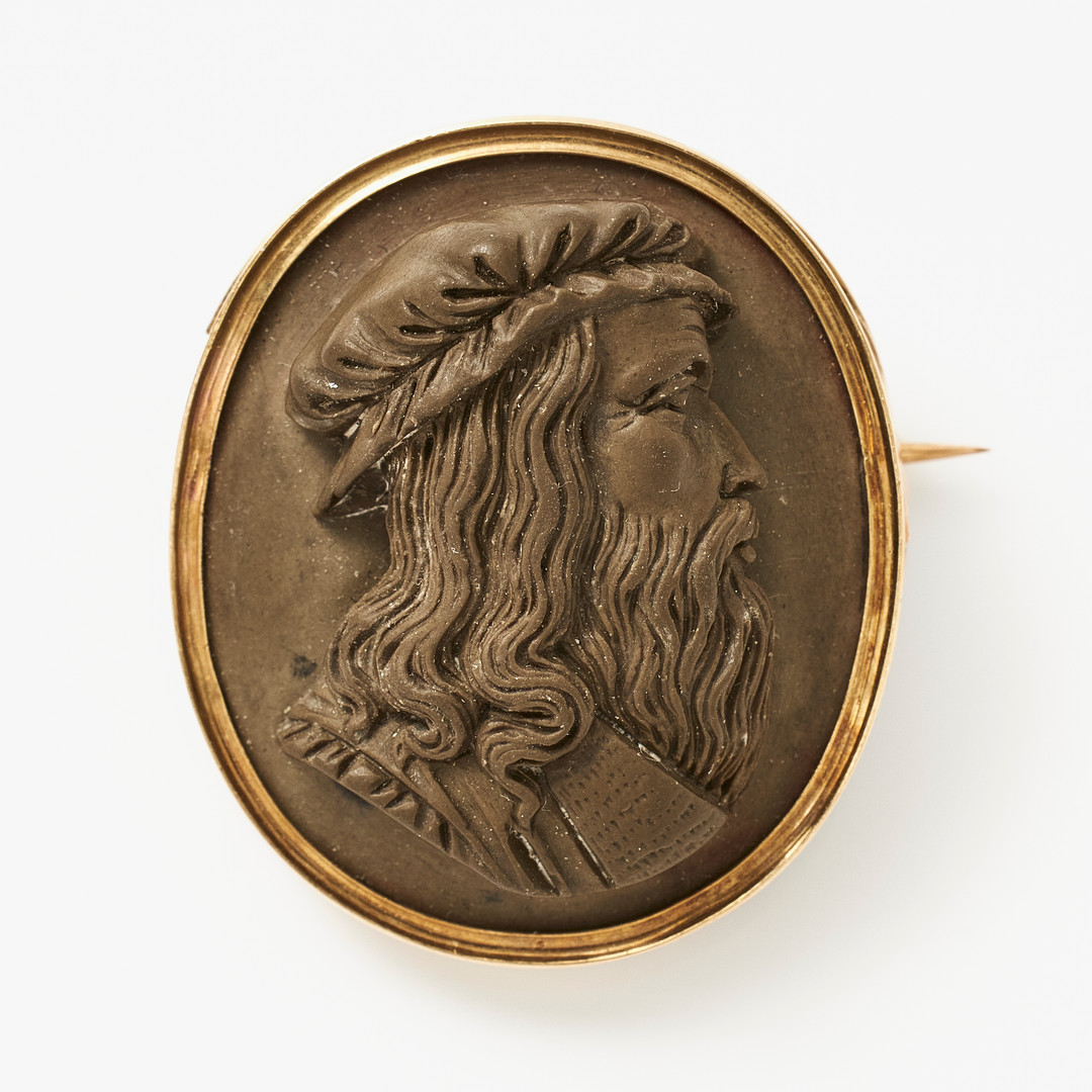 BROSCH, 18 k guld, kamé, skuren mörkt olivgrön lavasten föreställande en renässansman i profil, fäst på en pärlemorplatta, Grand Tour, omkring 1900.